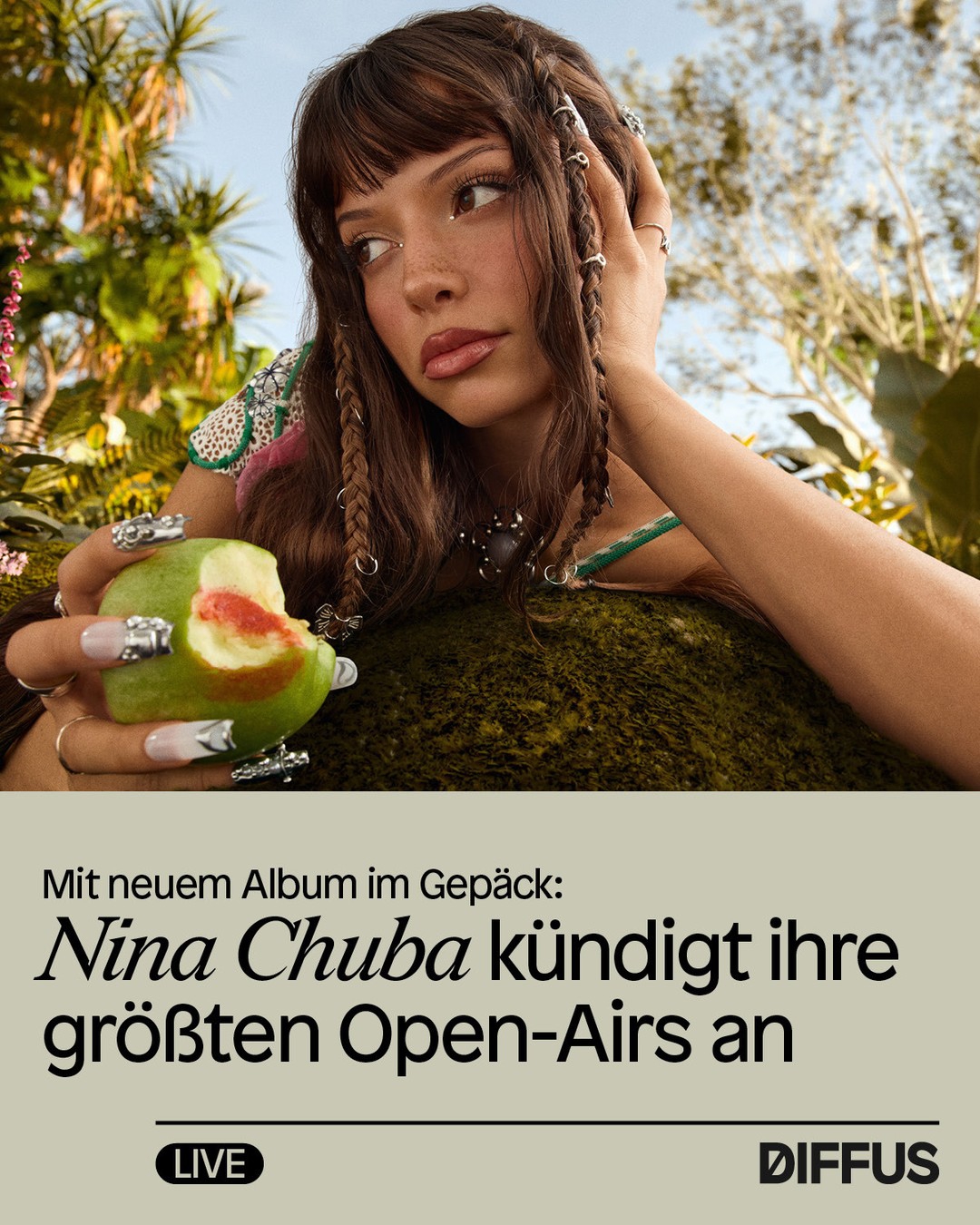 Der September steht vor der Tür, doch @ninachuba hat noch viel vor für 2025. In den nächsten Monaten wird die Künstlerin nicht nur ihr neues Album „Ich lieb mich, ich lieb mich nicht“ veröffentlichen, sondern auch eine große Hallen- und Arenatour quer durch Deutschland und die Schweiz spielen. Die nächste gewaltige Ankündigung für 2026 steht jedoch schon in den Startlöchern. Mit neuer Musik im Gepäck wird Nina nächsten Sommer ihre größten Open-Air-Shows jemals spielen! 🤯🔊
👉️Mehr Informationen zur Tour findet ihr über den Link in unserer Bio! Instagram