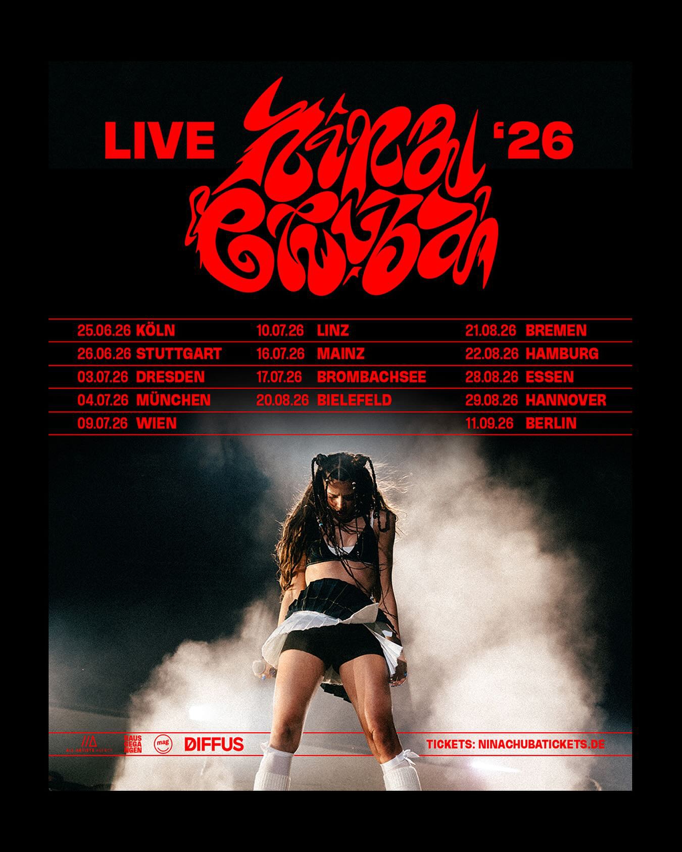 2020 ging alles los: Die ersten Shows, die ersten Festivals. In zwei Monaten startet ihre große Arena Tour. Aber wisst ihr was? Das war erst der Anfang! 2026 wird noch größer! Mit LIVE `26 kündigt @ninachuba jetzt ihre bisher größte Tour an. Wir freuen uns! Schauen wir mal was wird ♥️♥️ Instagram