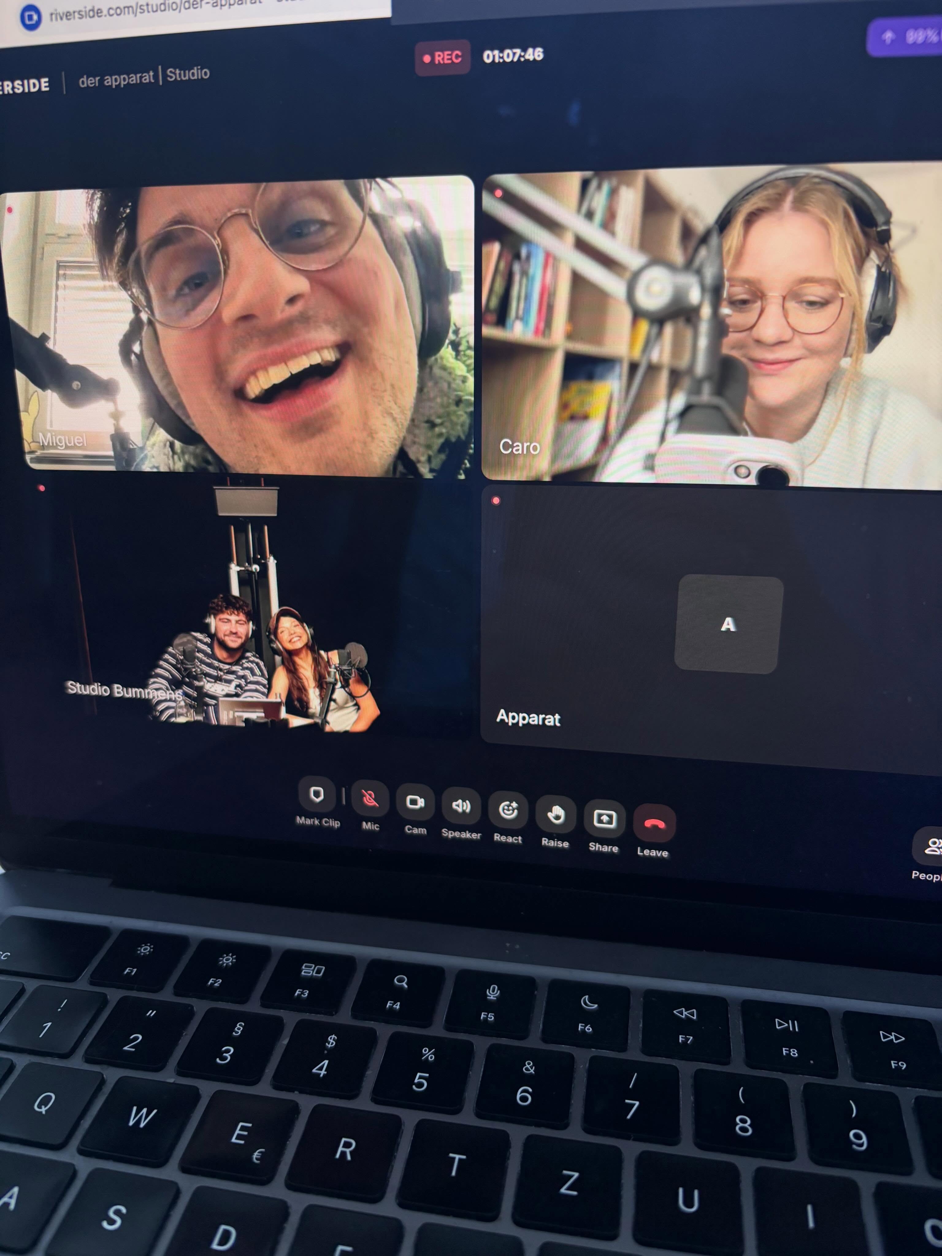 die gerüchte sind wahr: @ninachuba und momme @hitzemannn sind zu gast bei too many tabs und schließen ihre offenen tabs zu - the octopus, the legend - krake paul. ich stürze mich ins long time rabbit hole „eplodierende tiere“ (aus gegebenem anlass).
out now bei @ardsounds und überall wo‘s podcasts gibt.
@trz_media
@der_apparat_multimedia
@ndr.de Instagram