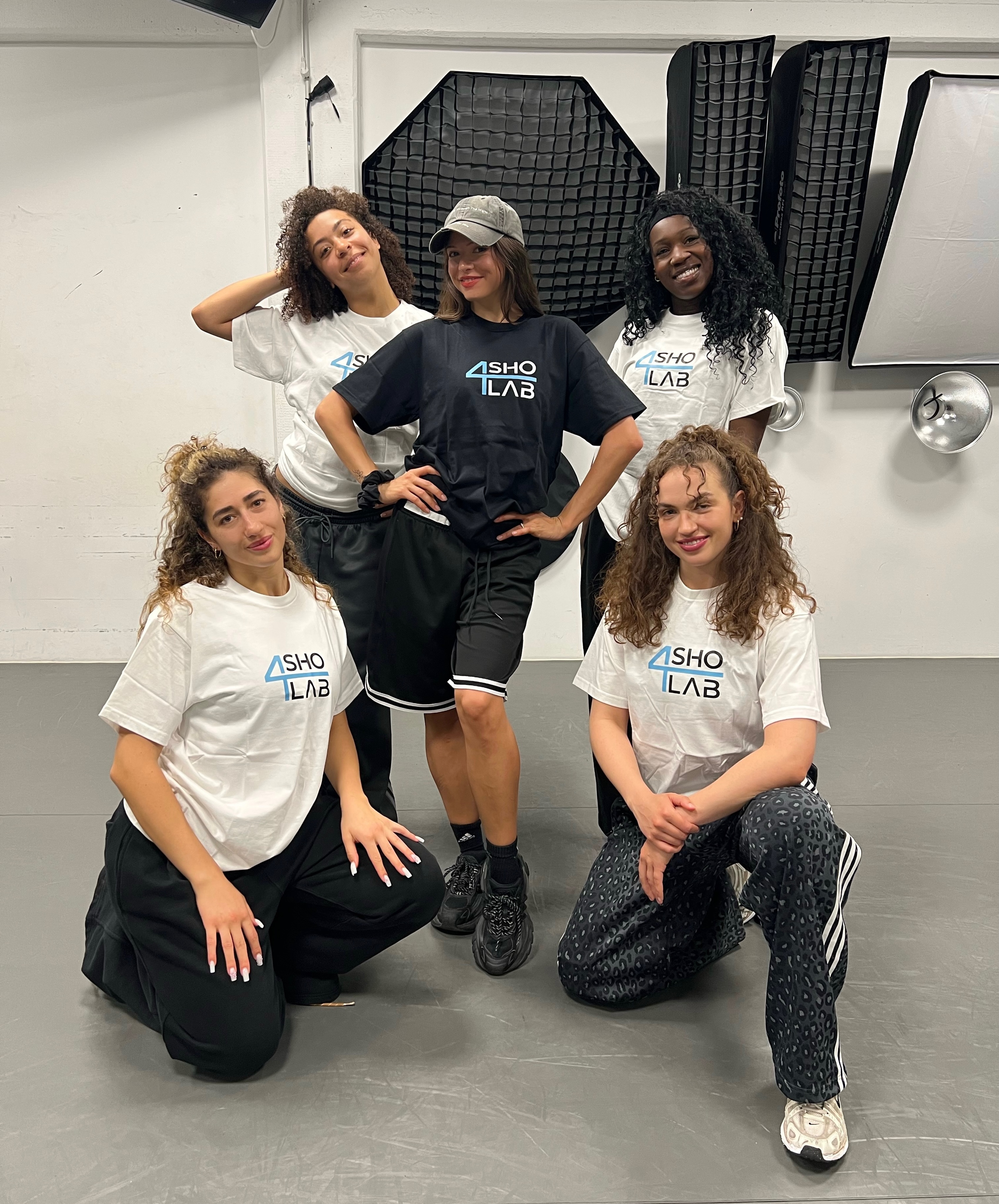 In the middle of Tour Rehearsals for @ninachuba
Nina and Dancers reppin our Merch!
Talents:
@celine.zabbal
@jessialino
@helenomariwest
@lena_herh
We moving 🌊 Instagram