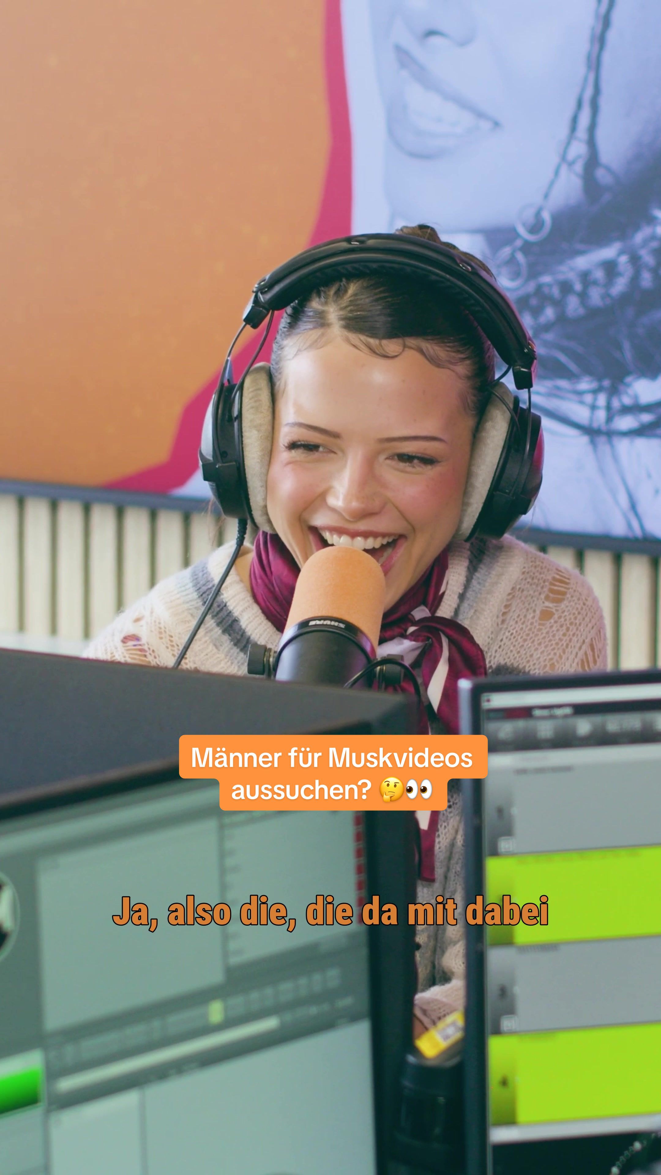 Sag mal @Nina Chuba, wer sucht denn so die Männer für deine Videos aus? 🤔👀 Die kürzeste Show der Welt hört ihr jeden Montag bis Freitag — nur auf bigFM! 🧡 #bigfm #ninachuba #diekürzesteshowderwelt TikTok